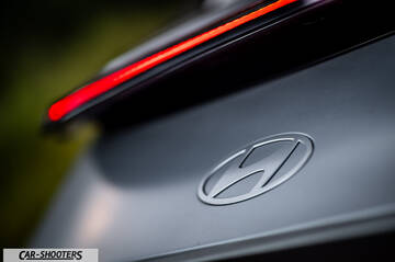 Hyundai Ioniq 6 – detail, rear badge close-up