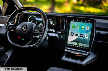Renault Megane E TECH – dashboard, large vertical touchscreen display
