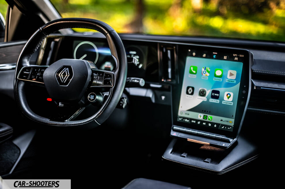 Renault Megane E TECH – dashboard, large vertical touchscreen display