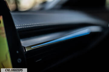 Renault Megane E TECH – dashboard, ambient lighting on dashboard trim