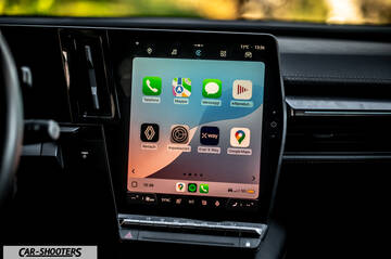Renault Megane E TECH – dashboard, large touchscreen infotainment system