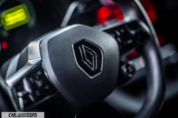 Renault Megane E TECH – dashboard, steering wheel close-up