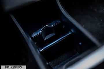 Renault Megane E TECH – detail, center console storage compartment