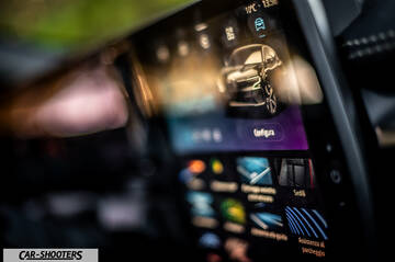 Renault Megane E TECH – dashboard, large infotainment touchscreen display