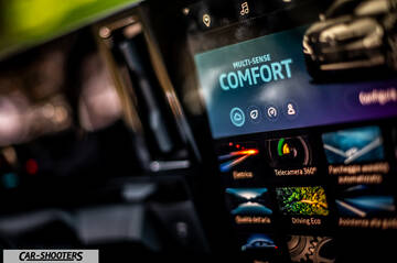 Renault Megane E TECH – dashboard, large infotainment touchscreen display