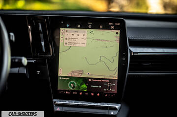 Renault Megane E TECH – dashboard, large touchscreen infotainment system