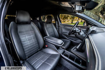 Renault Megane E TECH – interior, black leather front seats