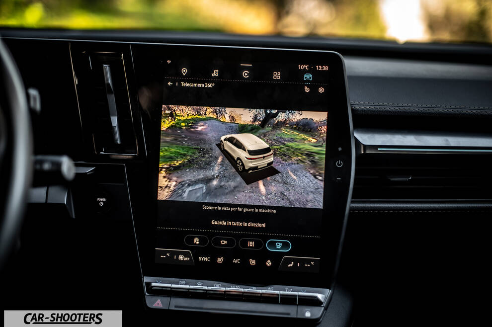 Renault Megane E TECH – dashboard, large central touchscreen display