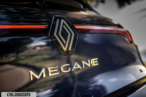Renault Megane E TECH – detail, rear badge close-up