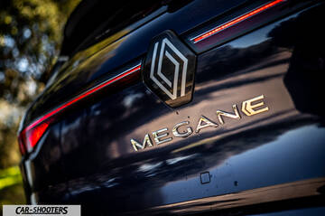 Renault Megane E TECH – detail, rear badge close-up