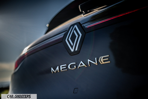Renault Megane E TECH – detail, rear badge close-up