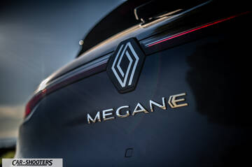 Renault Megane E TECH – detail, rear badge close-up