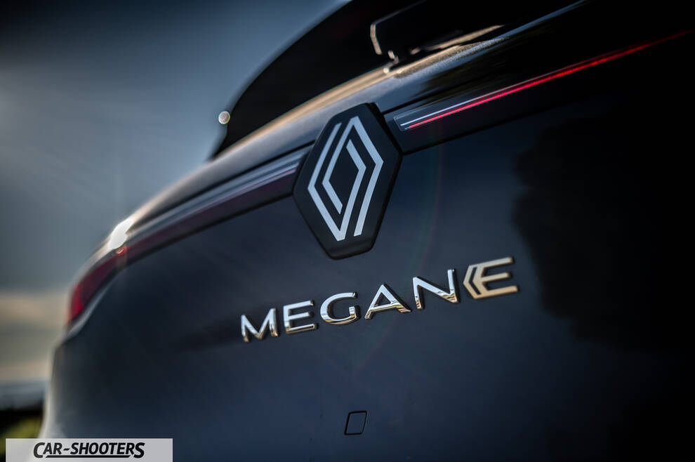 Renault Megane E TECH – detail, rear badge close-up