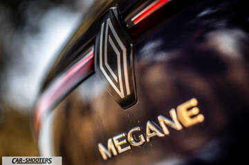 Renault Megane E TECH – detail, rear badge close-up