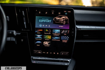 Renault Megane E TECH – dashboard, large touchscreen infotainment system