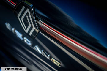 Renault Megane E TECH – detail, emblem and taillight close-up