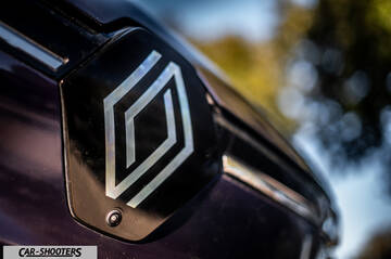 Renault Megane E TECH – detail, emblem close-up