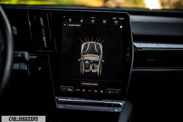 Renault Megane E TECH – dashboard, large central touchscreen display