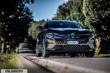 Renault Megane E TECH – front three-quarter, dark blue on a country road