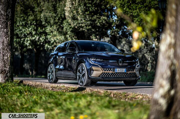 Renault Megane E TECH – front three-quarter, dark blue on a country road