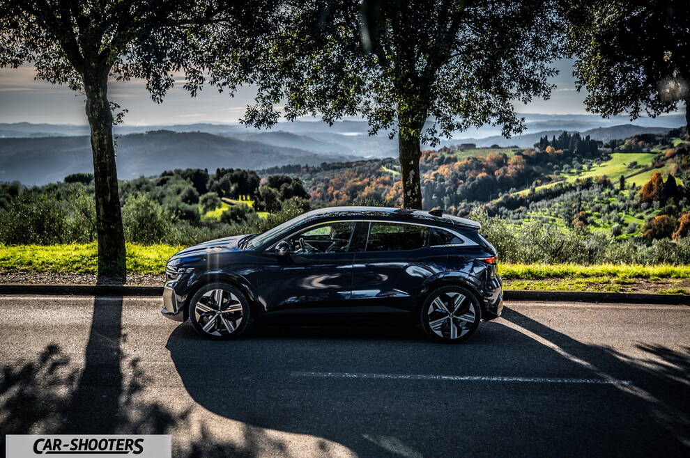 Renault Megane E TECH – side profile, dark blue on a country road