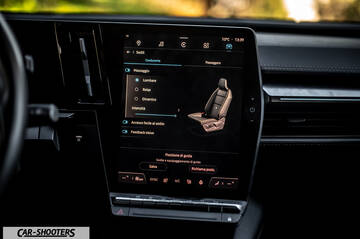 Renault Megane E TECH – dashboard, large infotainment touchscreen display