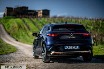 Renault Megane E TECH – rear three-quarter, dark blue on a country road