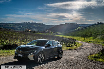 Renault Megane E TECH – front three-quarter, dark grey on a country road