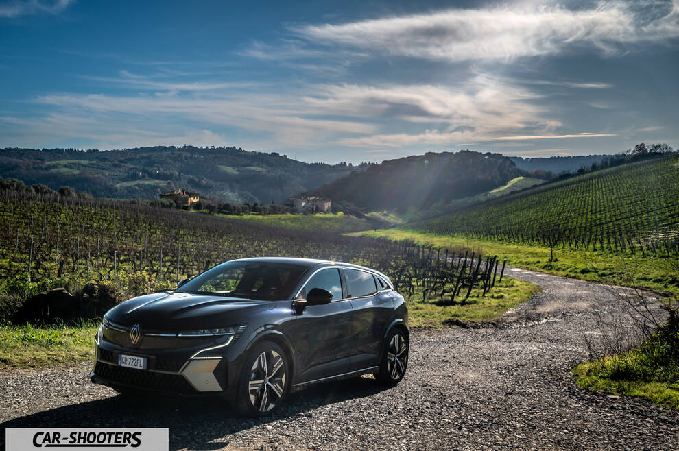 Renault Megane E TECH – front three-quarter, dark grey on a country road