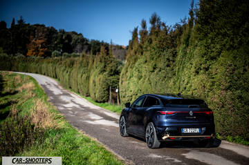 Renault Megane E TECH – rear three-quarter, dark blue on a country road