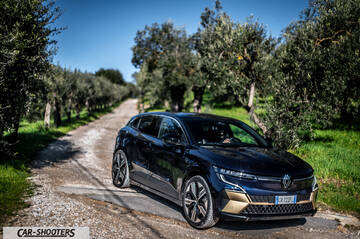 Renault Megane E TECH – front three-quarter, dark blue on a country road