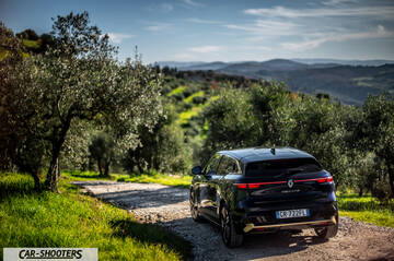 Renault Megane E TECH – rear three-quarter, black on a country road