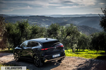 Renault Megane E TECH – rear three-quarter, black against a mountain backdrop