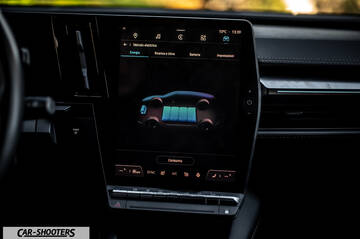Renault Megane E TECH – dashboard, large central touchscreen display