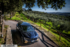 Renault Megane E TECH – front three-quarter, dark blue on a country road