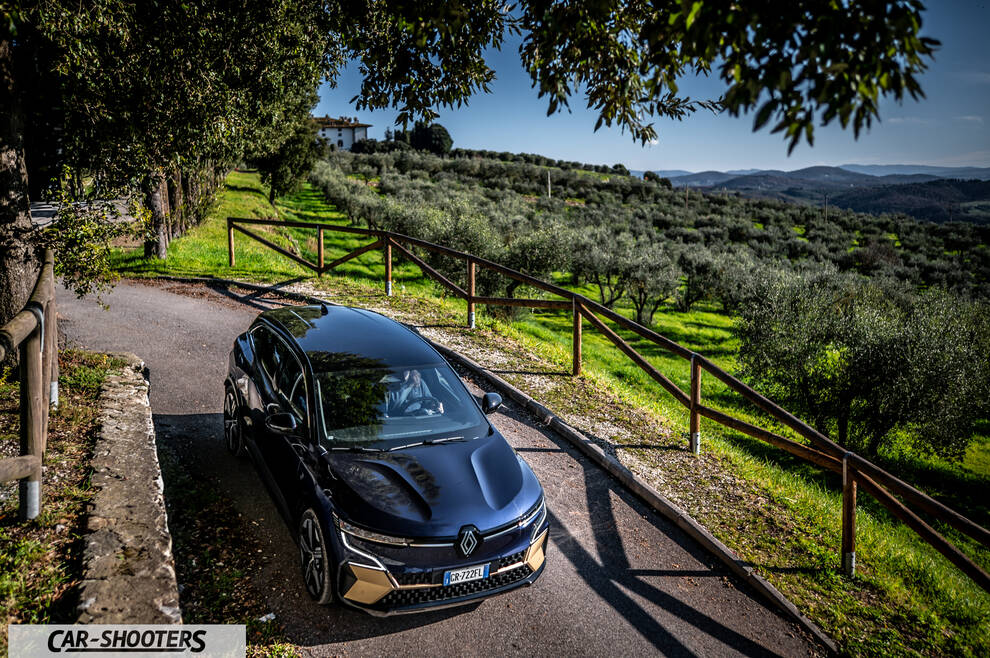 Renault Megane E TECH – front three-quarter, dark blue on a country road