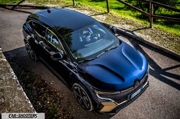 Renault Megane E TECH – front three-quarter, dark blue on a country road