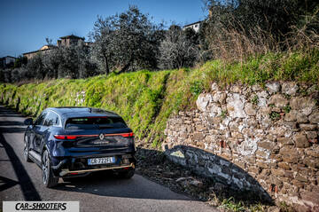 Renault Megane E TECH – rear three-quarter, dark blue on a country road