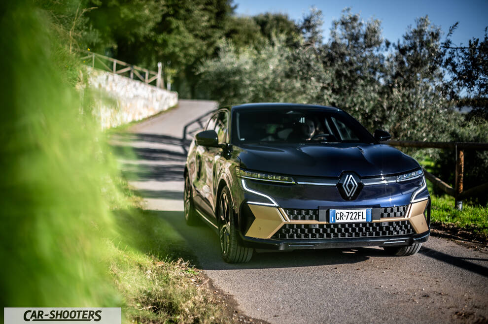Renault Megane E TECH – front three-quarter, dark blue on a country road
