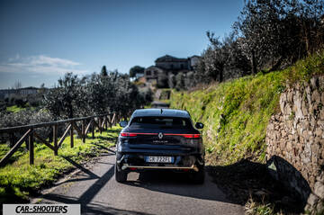 Renault Megane E TECH – rear view, dark grey on a narrow country road
