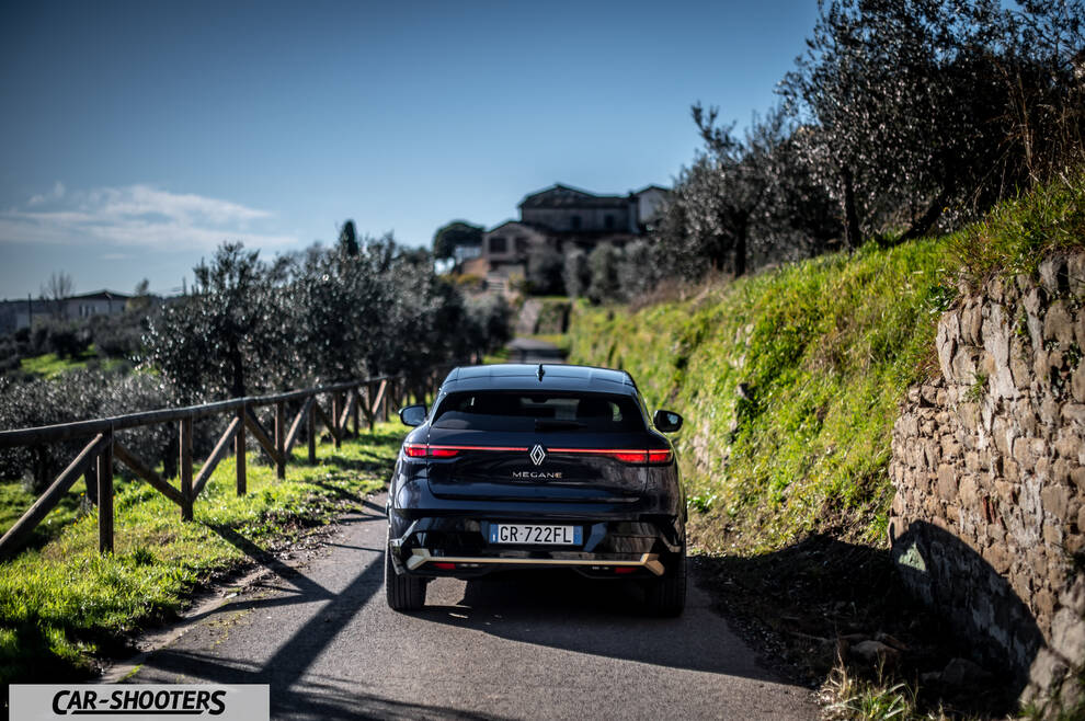 Renault Megane E TECH – rear view, dark grey on a narrow country road