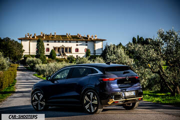 Renault Megane E TECH – rear three-quarter, dark blue on a country road