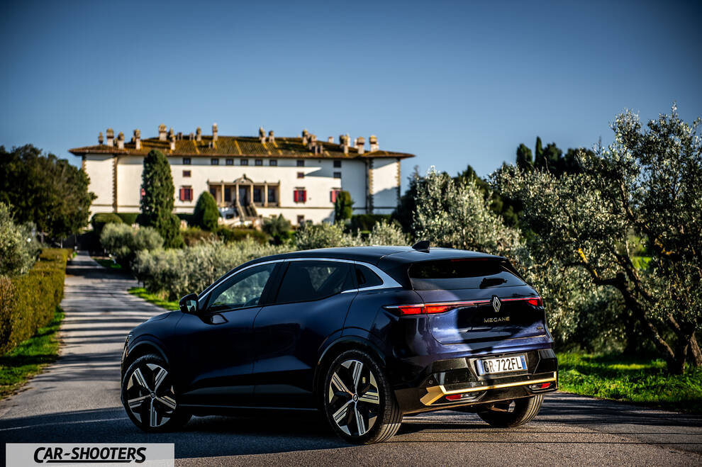 Renault Megane E TECH – rear three-quarter, dark blue on a country road