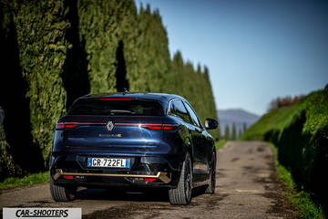 Renault Megane E TECH – rear three-quarter, dark blue on a country road