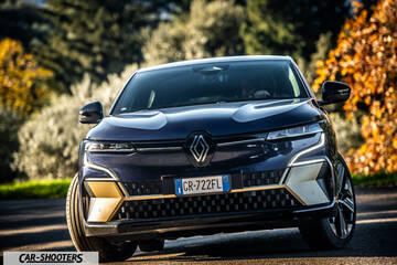 Renault Megane E TECH – front three-quarter, dark blue on a country road