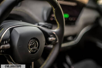 Skoda Enyaq – dashboard, leather steering wheel with yellow stitching