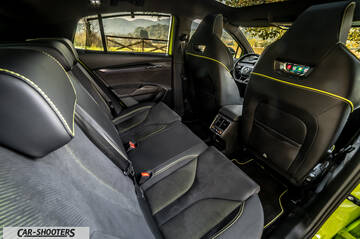 Skoda Enyaq – interior, black seats with yellow stitching