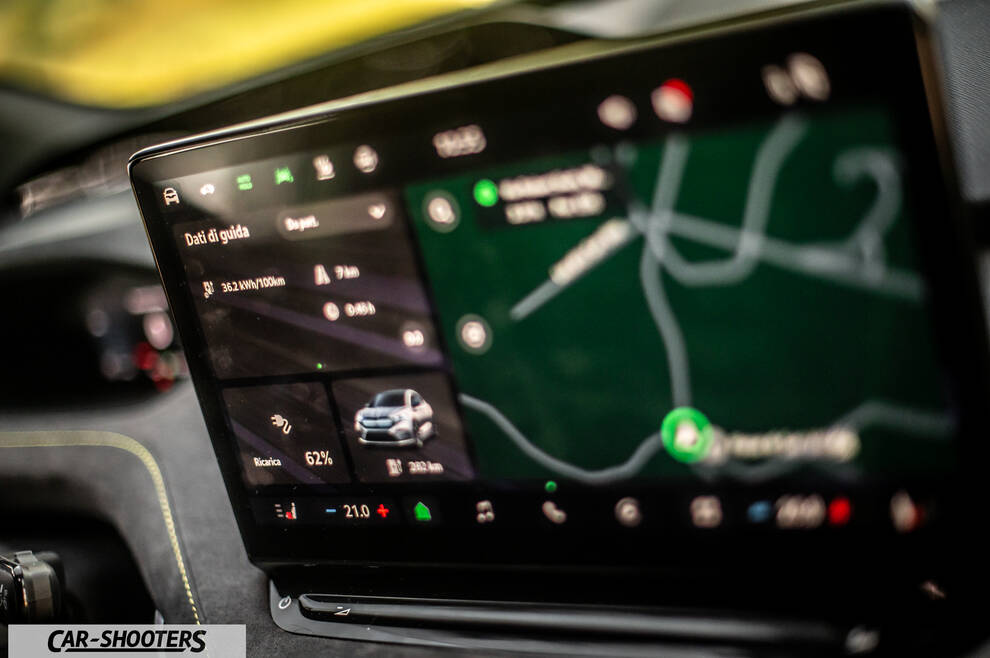 Skoda Enyaq – dashboard, large infotainment display with navigation