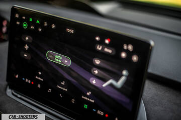 Skoda Enyaq – dashboard, touchscreen infotainment display