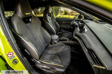 Skoda Enyaq – interior, bucket front seats with yellow stitching